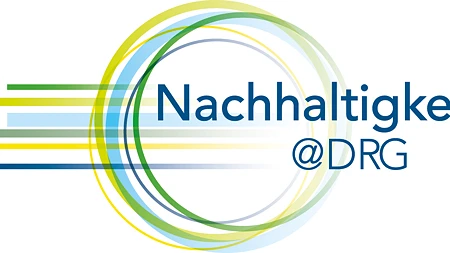 Logo mit dem Schriftzug Nachhaltigkeit @DRG und abstrakten, farbigen Kreislinien in Grün, Gelb und Blau.