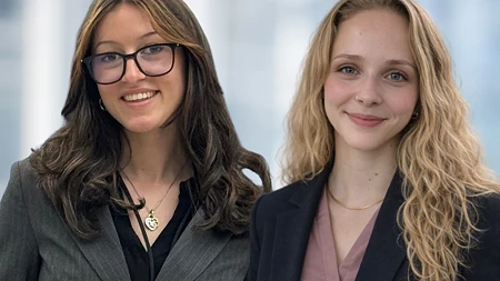 Das Bild zeigt die zwei Studentinnen Lene Bleich und Theresa Simmich